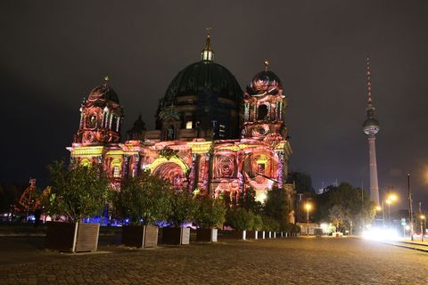 Bei der Generalprobe für das Festival of Lights wird unter anderem der Berliner Dom angestrahlt. (Archivfoto) Foto: Joerg Carste