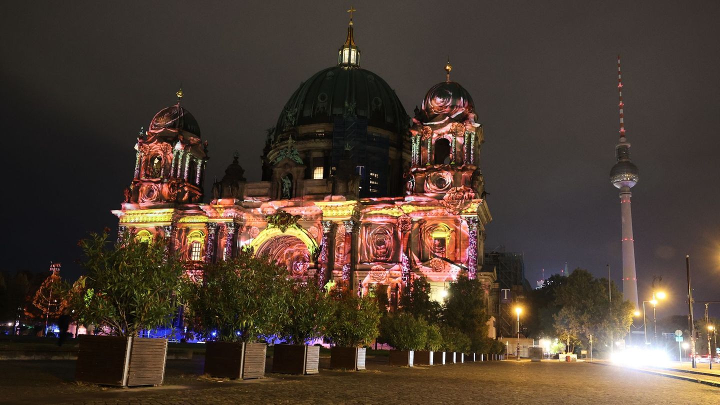 Bei der Generalprobe für das Festival of Lights wird unter anderem der Berliner Dom angestrahlt. (Archivfoto) Foto: Joerg Carste