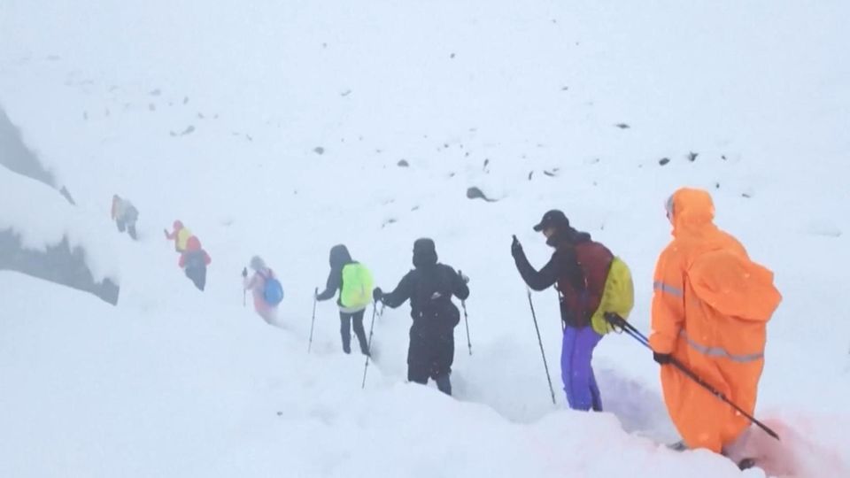 Eingeschlossene Bergsteiger filmen Schneesturm auf Mount Everest