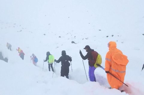 Eingeschlossene Bergsteiger filmen Schneesturm auf Mount Everest
