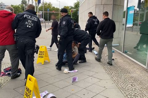 Etwa 20 Demonstranten protestieren nach Polizeiangaben an der CDU-Zentrale und versuchen in das Gebäude zu kommen, die meisten w
