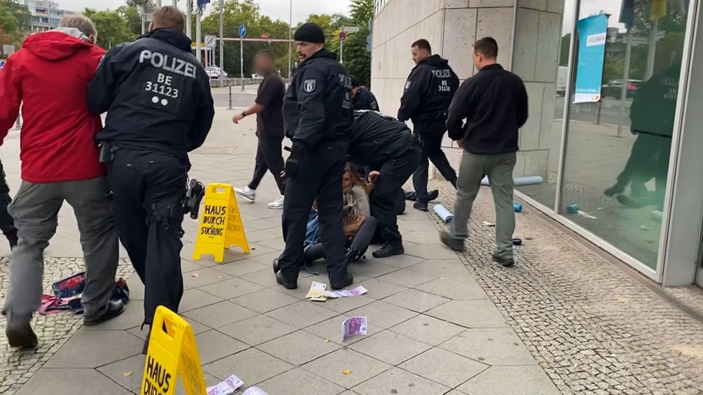 Etwa 20 Demonstranten protestieren nach Polizeiangaben an der CDU-Zentrale und versuchen in das Gebäude zu kommen, die meisten w