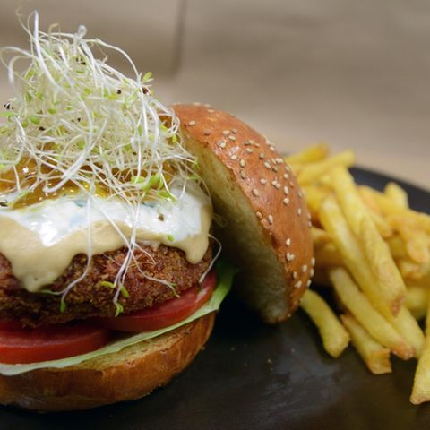 Geht auch vegan oder vegetarisch: Ein Burger mit Pommes