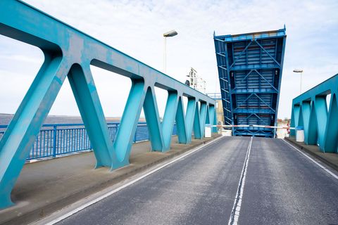 Die Fahrbahn auf der Zecheriner Brücke wird erneuert, Autofahrer werden über Wolgast geleitet. (Archivbild) Foto: Stefan Sauer/d