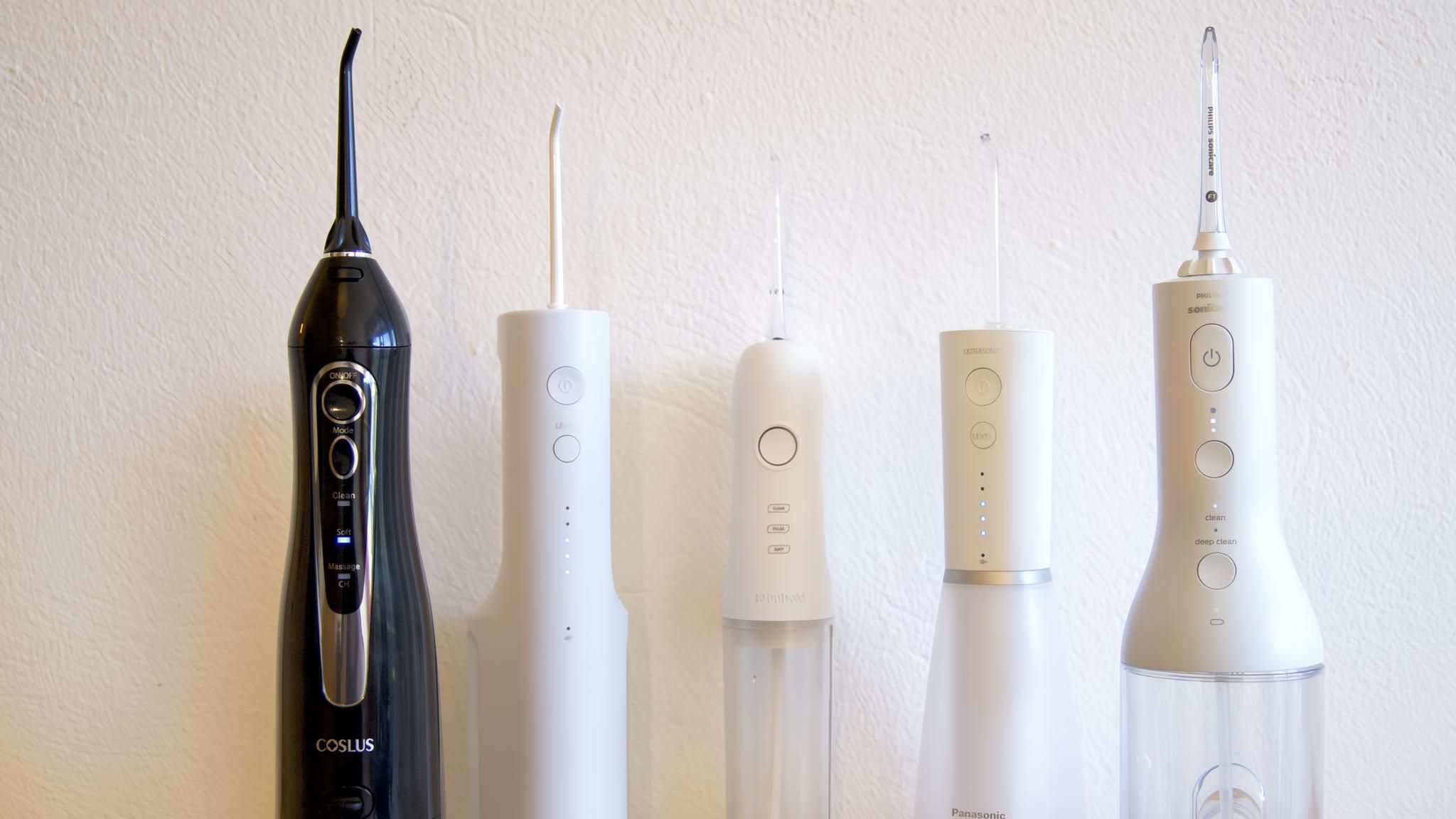 Fünf Mundduschen stehen auf einem Holztisch