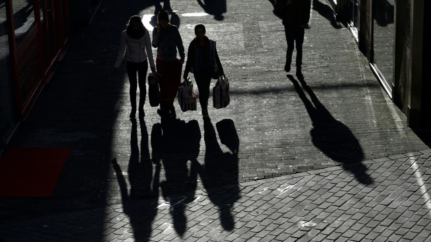 Menschen auf einer Einkaufsstraße