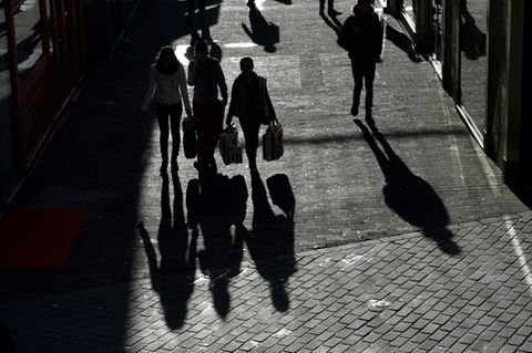 Menschen auf einer Einkaufsstraße