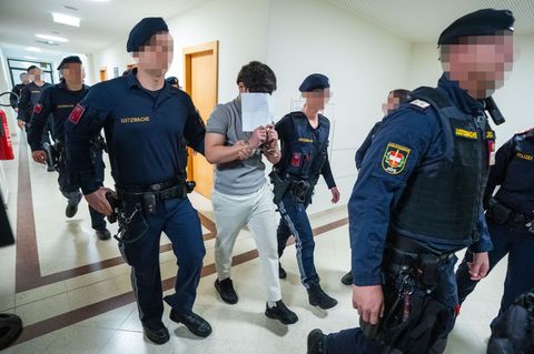 Eine Jugendgruppe soll eine Lehrerin in Österreich vergewaltigt haben – nun stehen die jungen Männer vor Gericht