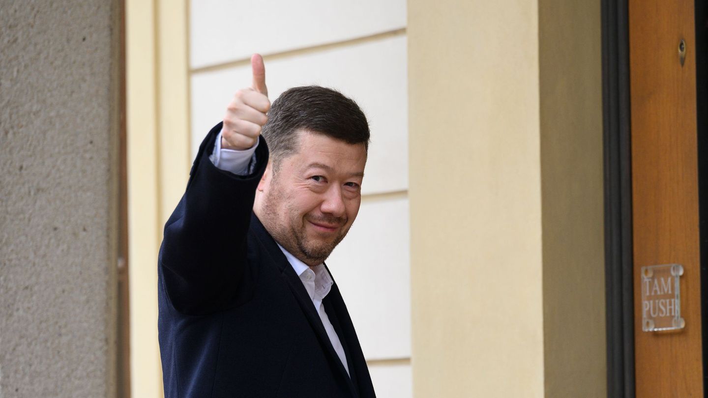 Der Vorsitzende der Partei Freiheit und direkte Demokratie (SPD), Tomio Okamura, begrüßt Fotografen auf seinem Weg zu Präsident