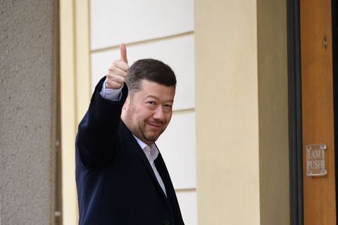 Der Vorsitzende der Partei Freiheit und direkte Demokratie (SPD), Tomio Okamura, begrüßt Fotografen auf seinem Weg zu Präsident