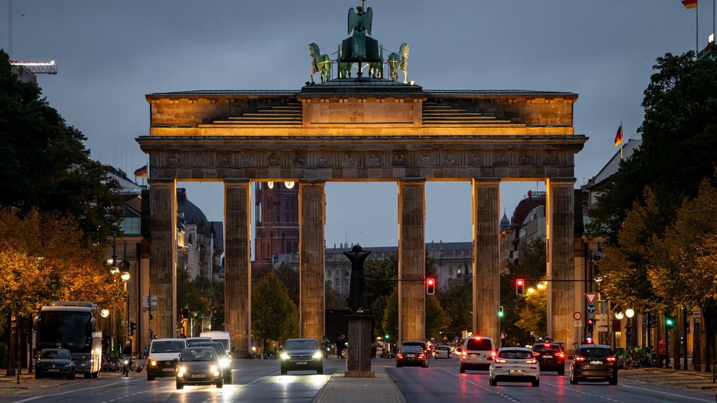 Am zweiten Jahrestag des Hamas-Überfalls auf Israel erinnert am Dienstag am Brandenburger Tor eine Projektion an die noch immer