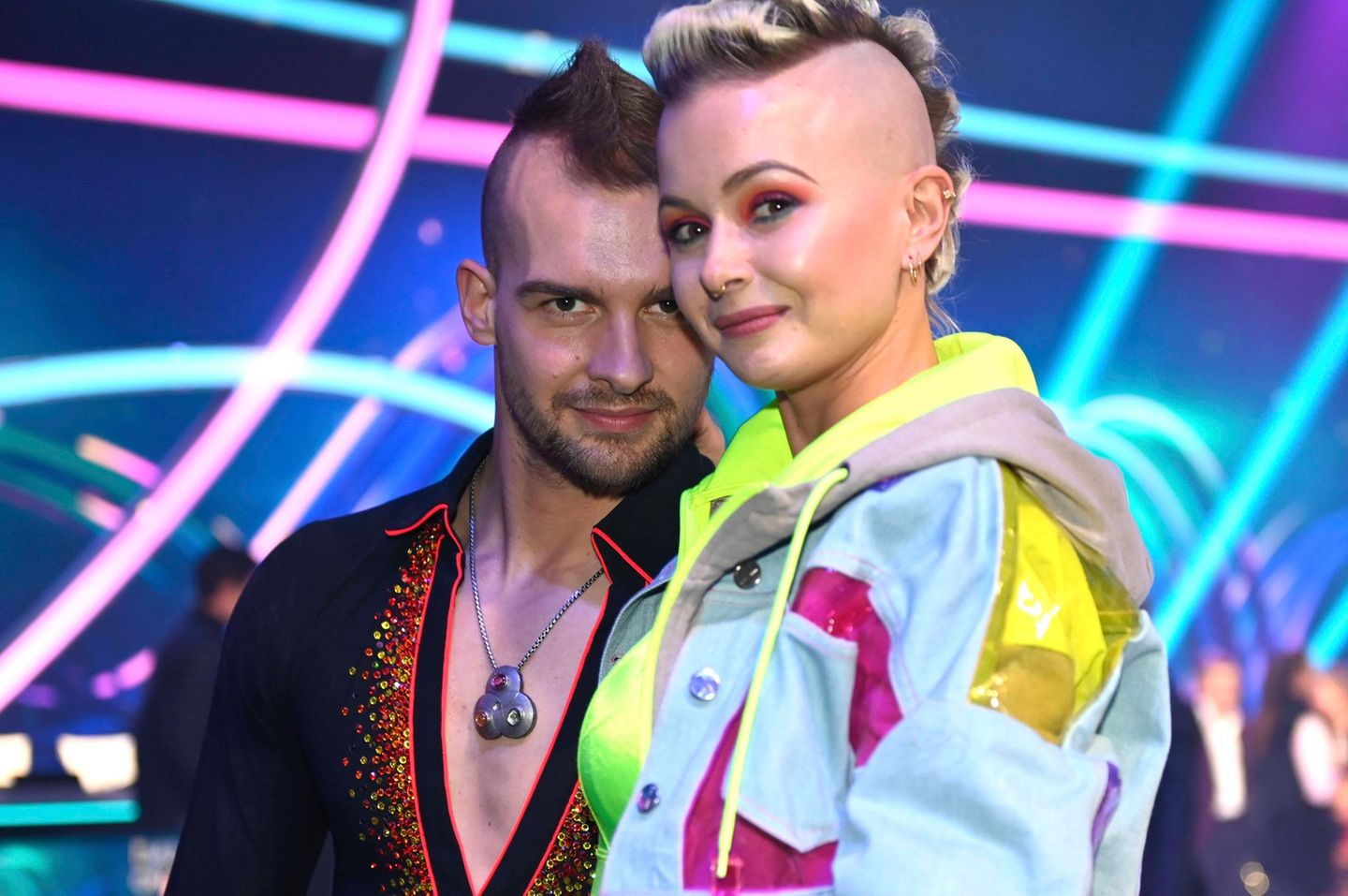 2014 hatten sich der Schauspieler Eric Stehfest, 36, und Sängerin Edith, 30, über einen gemeinsamen Freund kennengelernt. Im November 2015 wurde geheiratet, das junge Glück von zwei Kindern gekrönt. Doch Ende September verkündete das Paar überraschend die Trennung