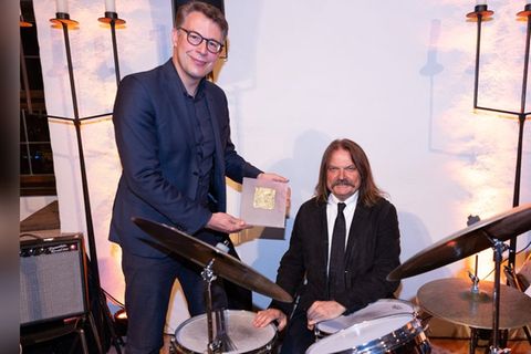 Wissenschafts- und Kunstminister Markus Blume (l.) ehrt Leslie Mandoki mit der Auszeichnung "Pro meritis scientiae et litterar