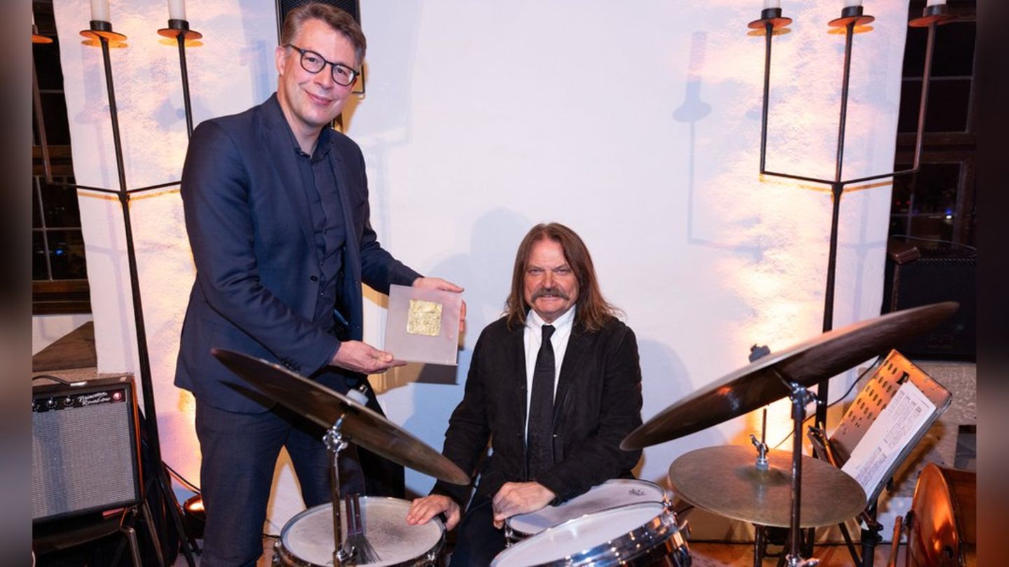 Wissenschafts- und Kunstminister Markus Blume (l.) ehrt Leslie Mandoki mit der Auszeichnung "Pro meritis scientiae et litterar