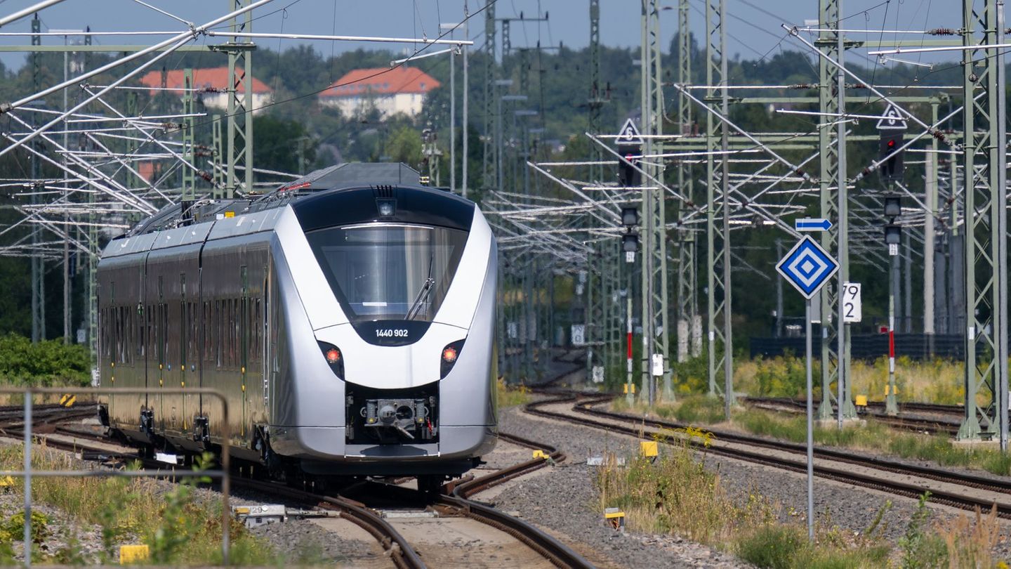 Zwischen Leipzig und Chemnitz rollt bald ein Zug, der ohne Diesel auskommt (Archivbild) Foto: Hendrik Schmidt/dpa