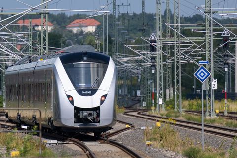 Zwischen Leipzig und Chemnitz rollt bald ein Zug, der ohne Diesel auskommt (Archivbild) Foto: Hendrik Schmidt/dpa