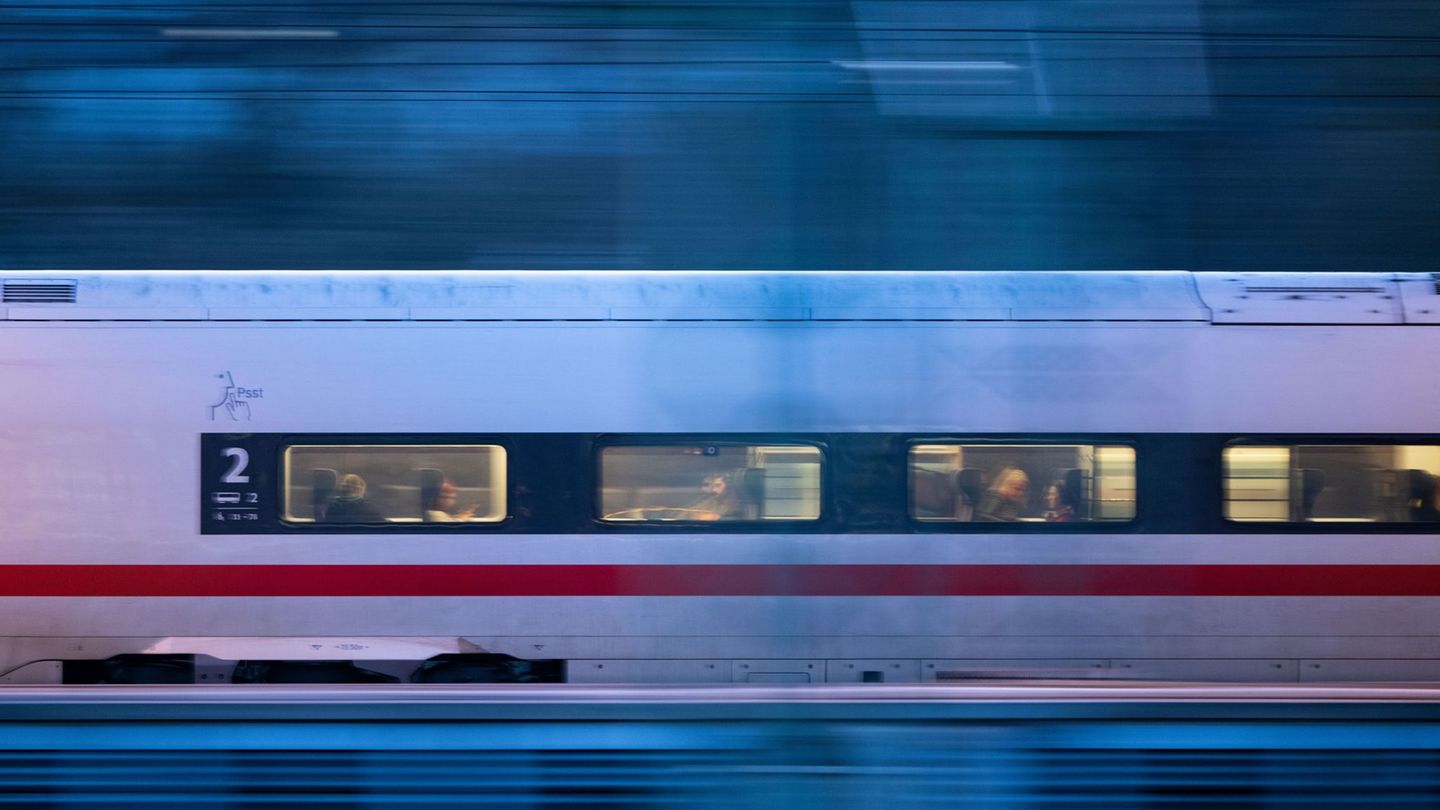 Aus bislang ungeklärter Ursache kam der Zug nicht rechtzeitig zum Stehen und prallte gegen den Prellbock. (Symbolbild) Foto: Mar