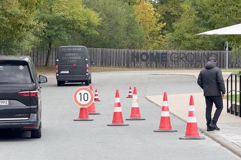 Treffpunkt Franken: Der erkrankte Nick Woltemade saß in keinem der Kleinbusse, die in Herzogenaurach vorfuhren. Foto: Klaus Berg