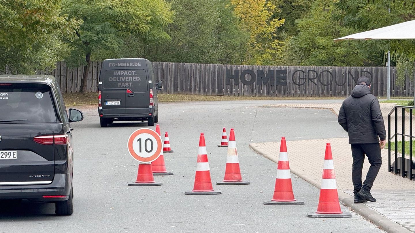 Treffpunkt Franken: Der erkrankte Nick Woltemade saß in keinem der Kleinbusse, die in Herzogenaurach vorfuhren. Foto: Klaus Berg