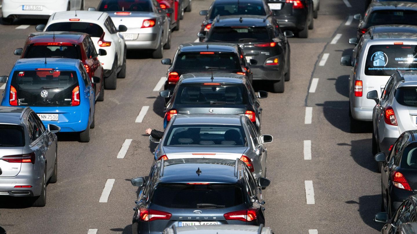 Ein Stau auf einer Autobahn
