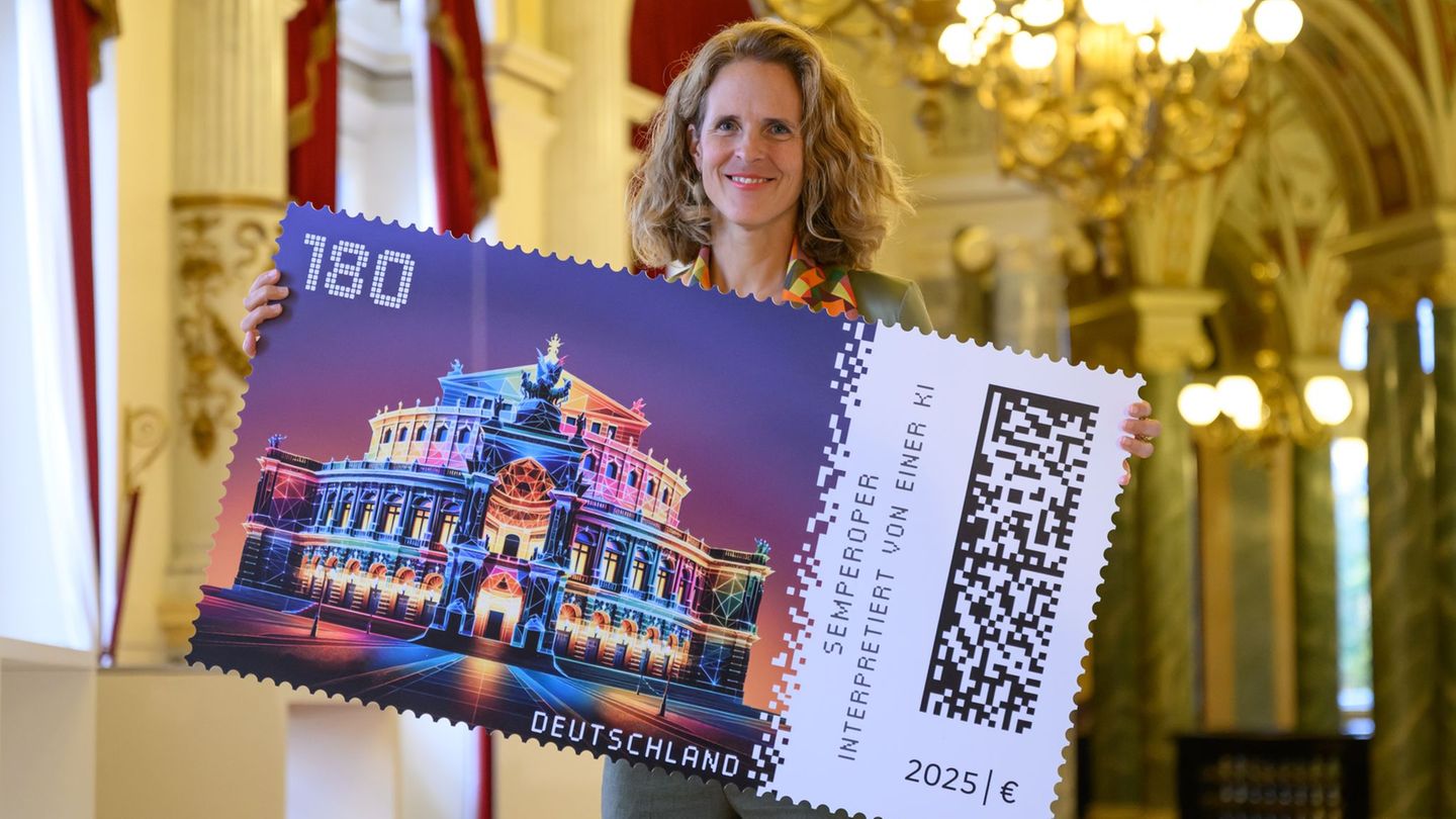Die Semperoper ist Motiv einer neuen Sonderbriefmarke der Deutschen Post. Foto: Robert Michael/dpa