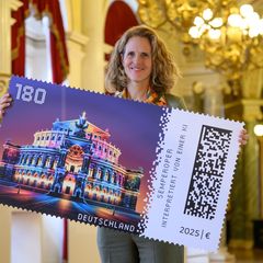 Die Semperoper ist Motiv einer neuen Sonderbriefmarke der Deutschen Post. Foto: Robert Michael/dpa