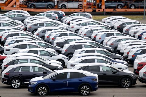 Mehr als 45.000 Elektrofahrzeuge wurden im September neu zugelassen. (Archivbild) Foto: Hendrik Schmidt/dpa