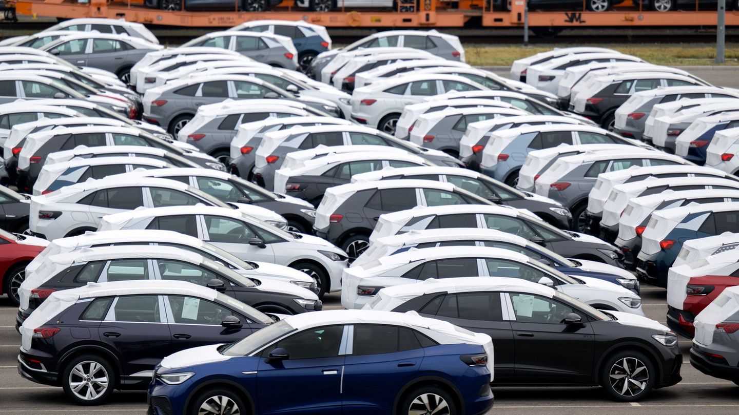Mehr als 45.000 Elektrofahrzeuge wurden im September neu zugelassen. (Archivbild) Foto: Hendrik Schmidt/dpa