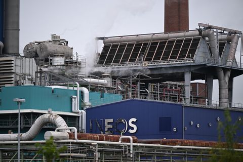 Der Ineos-Standort in Köln bleibt erhalten, zwei Werke in Rheinberg sollen hingegen dichtgemacht werden. Foto: Wolf von Dewitz/d