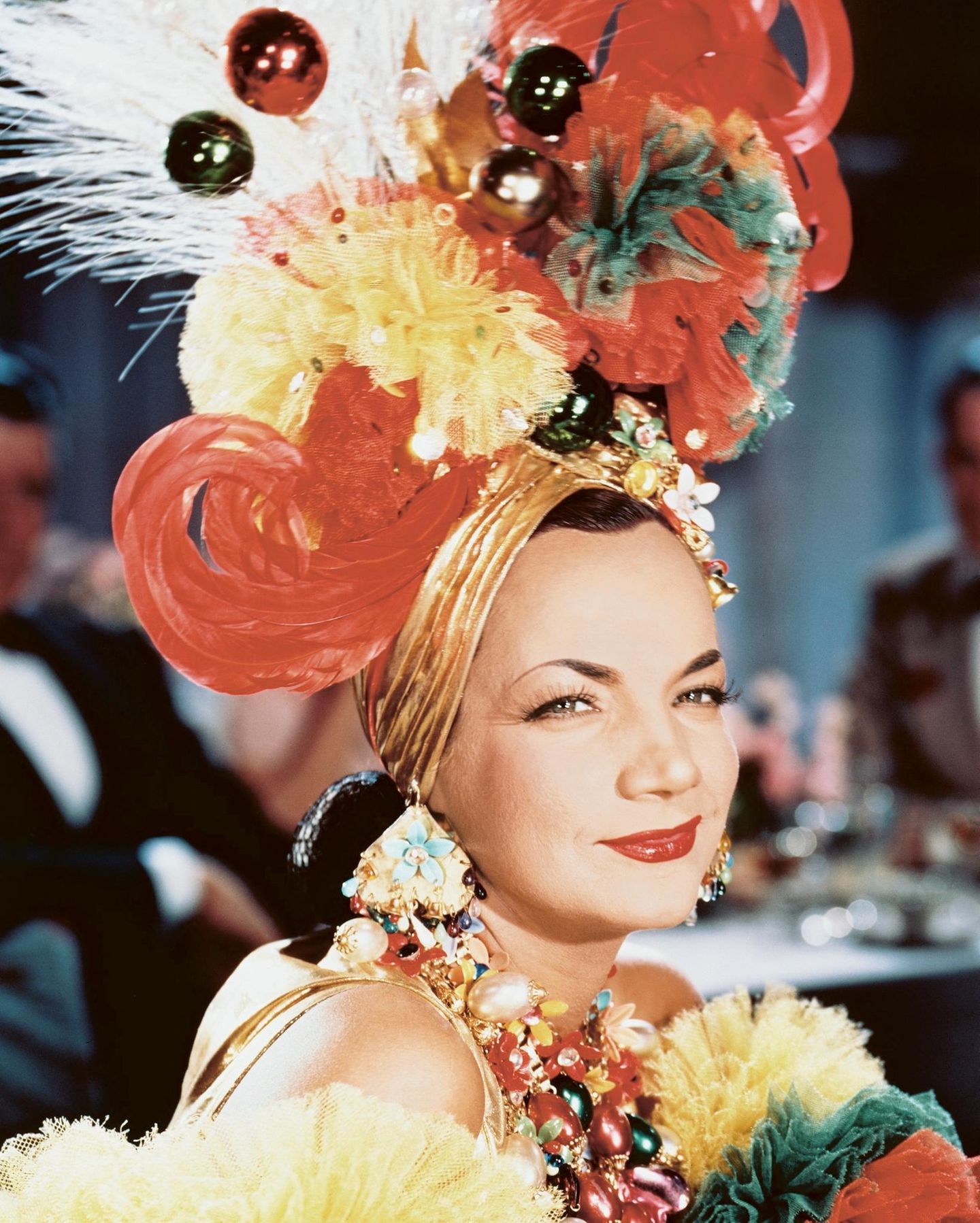 Carmen Miranda mit einer ihrer typischen, extravaganten Kopfbedeckungen