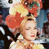 Carmen Miranda mit einer ihrer typischen, extravaganten Kopfbedeckungen