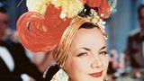 Carmen Miranda mit einer ihrer typischen, extravaganten Kopfbedeckungen