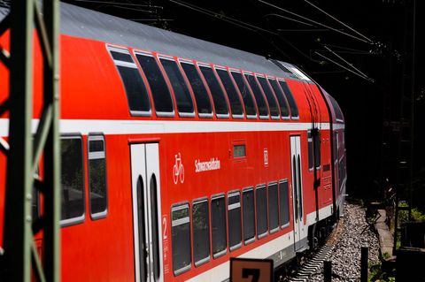 Ein Gebäudebrand führte zu den Behinderungen auf der Schwarzwaldbahn. (Symbolbild) Foto: Philipp von Ditfurth/dpa