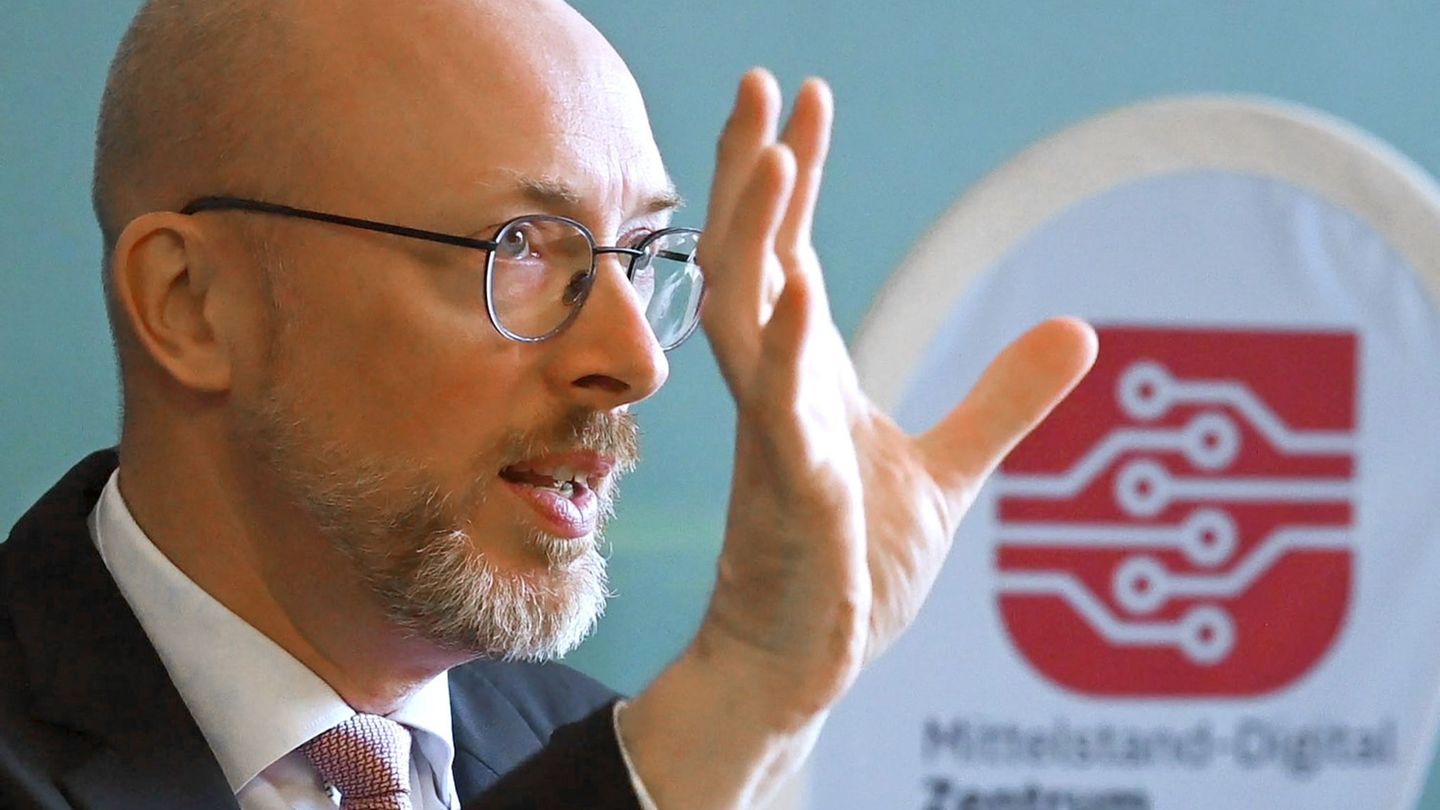 Mecklenburg-Vorpommerns Innenminister Christian Pegel (SPD) warnt vor Doppelstrukturen in Sachen Drohnenabwehr. (Archivbild) Fot