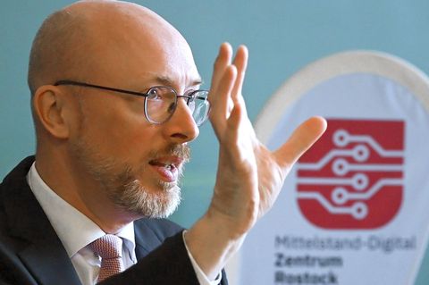 Mecklenburg-Vorpommerns Innenminister Christian Pegel (SPD) warnt vor Doppelstrukturen in Sachen Drohnenabwehr. (Archivbild) Fot