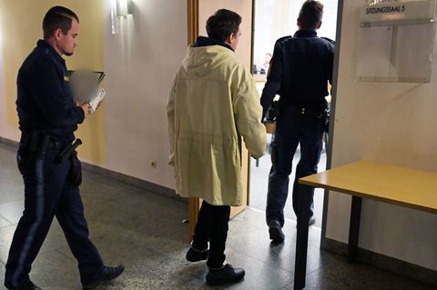 Vor dem Landgericht Landshut ist ein Pfleger angeklagt. Er soll eine Seniorin ermordet haben. Foto: Malin Wunderlich/dpa