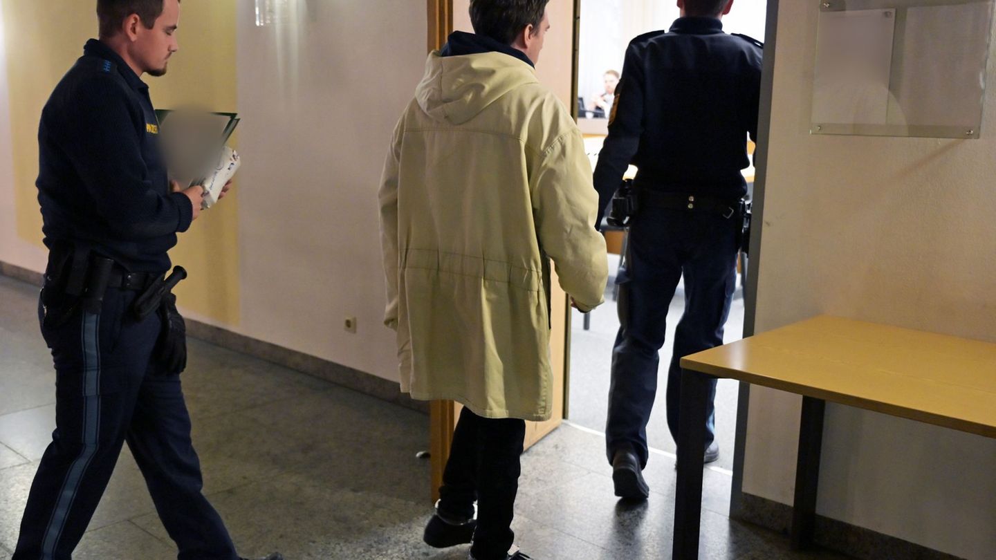 Vor dem Landgericht Landshut ist ein Pfleger angeklagt. Er soll eine Seniorin ermordet haben. Foto: Malin Wunderlich/dpa