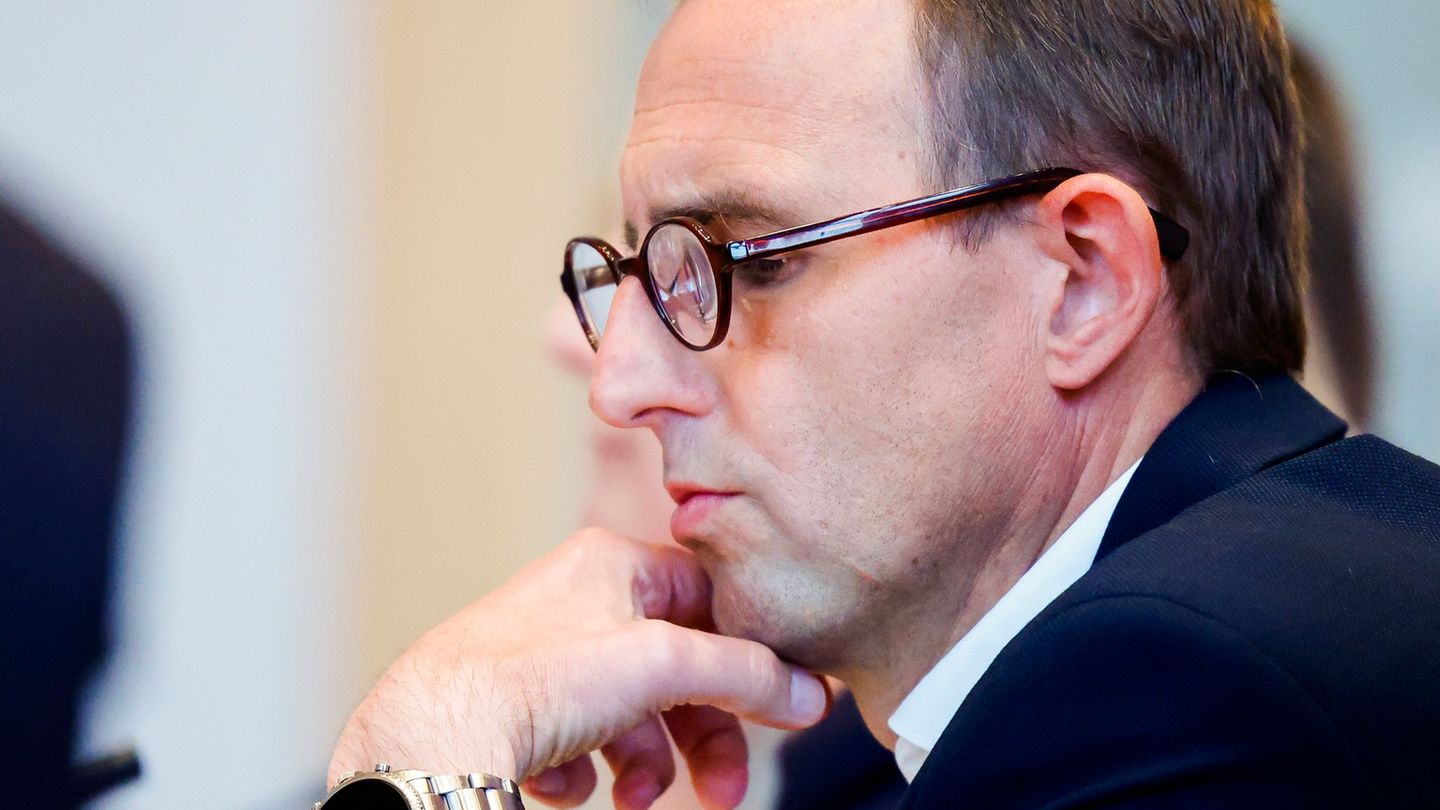 Ohne die Unterstützung der Mitarbeitenden sei die Umstellung nicht möglich gewesen, sagte Dirk Schrödter. Foto: Frank Molter/dpa