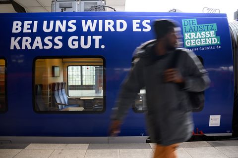 Ein Zug der Linie RE7 macht künftig Werbung für die Lausitz. Foto: Bernd von Jutrczenka/dpa