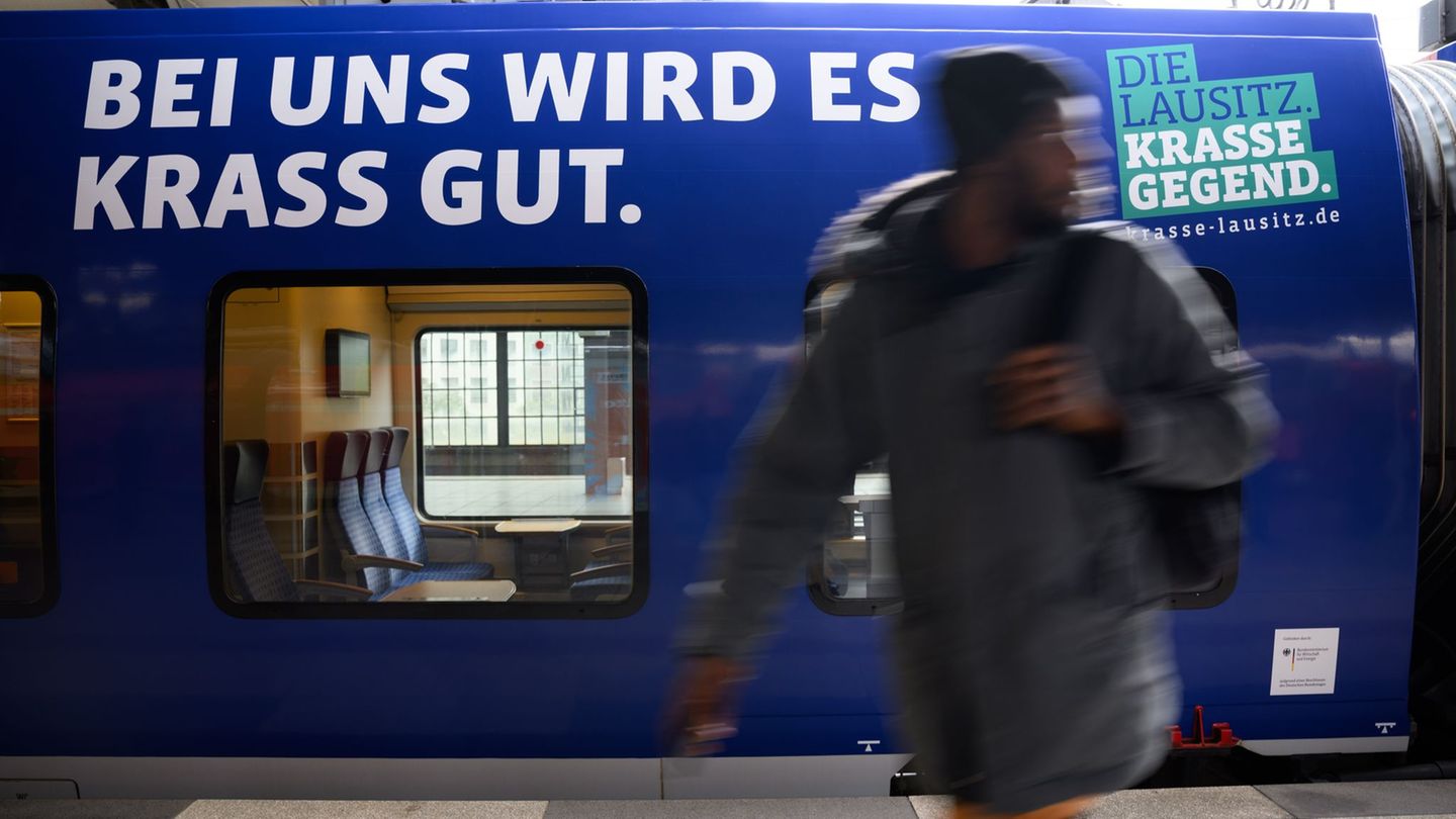 Ein Zug der Linie RE7 macht künftig Werbung für die Lausitz. Foto: Bernd von Jutrczenka/dpa