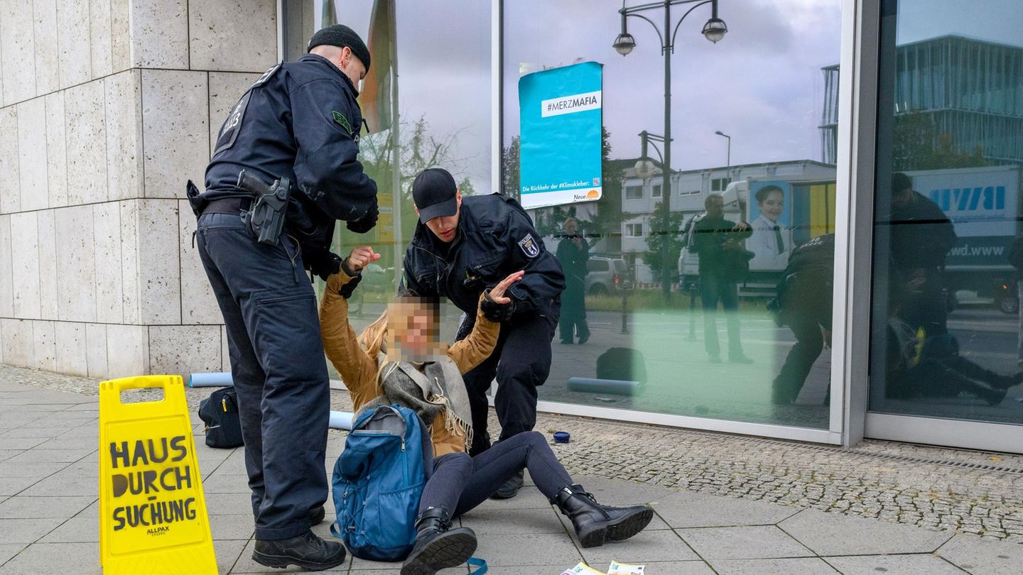 Konrad-Adenauer-Haus: Polizisten verhaften eine Aktivisten beim Protest gegen die CDU