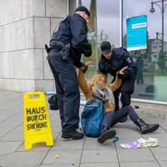Konrad-Adenauer-Haus: Polizisten verhaften eine Aktivisten beim Protest gegen die CDU