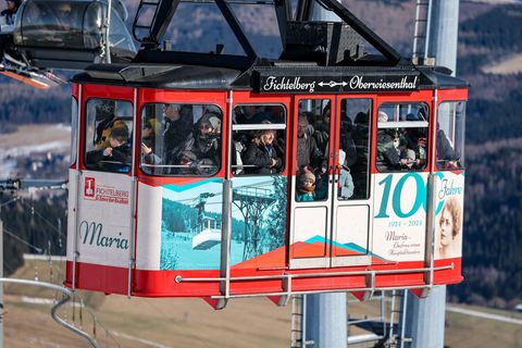 Die Fichtelberg-Schwebebahn dürfte bald wieder mit Wintersportlern gefüllt sein (Archivbild). Foto: Jan Woitas/dpa