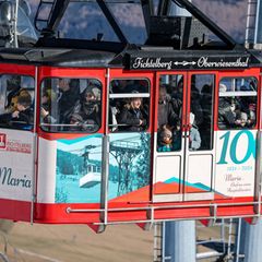 Die Fichtelberg-Schwebebahn dürfte bald wieder mit Wintersportlern gefüllt sein (Archivbild). Foto: Jan Woitas/dpa