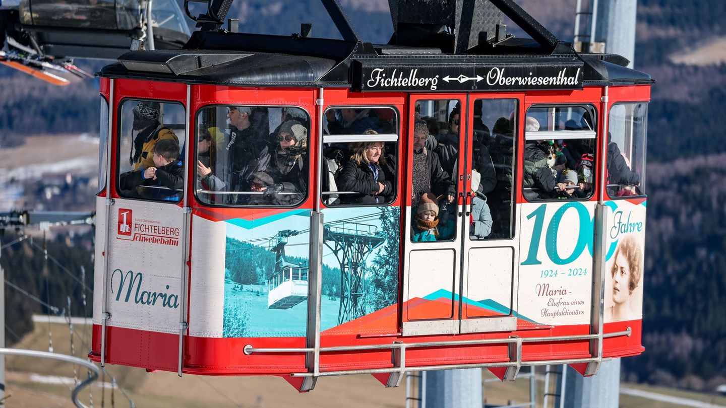 Die Fichtelberg-Schwebebahn dürfte bald wieder mit Wintersportlern gefüllt sein (Archivbild). Foto: Jan Woitas/dpa