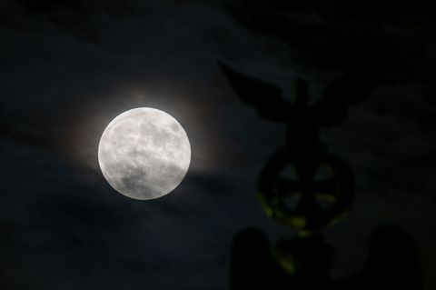 Der Mond kommt der Erde näher. (Archivbild) Foto: Soeren Stache/dpa