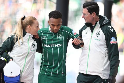 Felix Agu hat sich bei Bremens Sieg gegen St. Pauli am Knöchel verletzt. Foto: Carmen Jaspersen/dpa