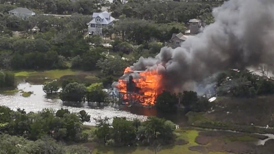 Millionen-Villa von US-Richterin steht lichterloh in Flammen