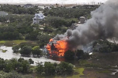 Millionen-Villa von US-Richterin steht lichterloh in Flammen