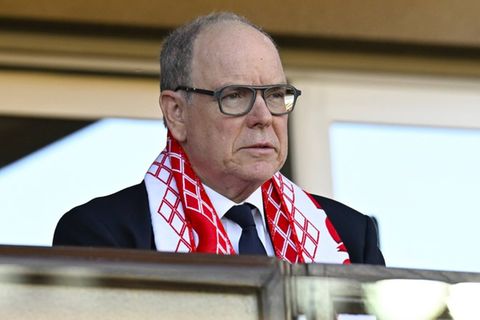 Mit ernstem Blick auf der Tribüne: Albert II. im Stadion in Monaco.